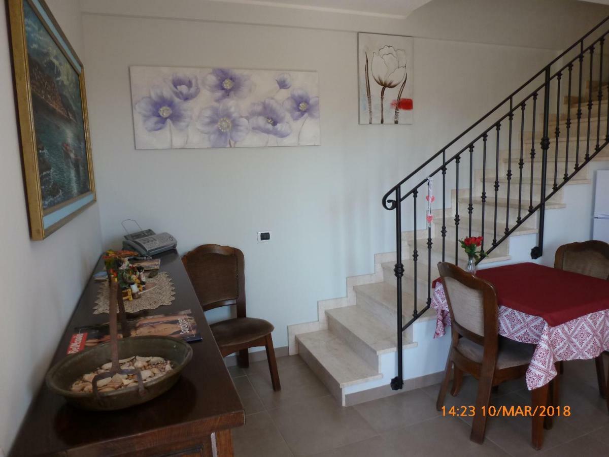 Bed and Breakfast Emozioni D'Estate Pula Exterior foto